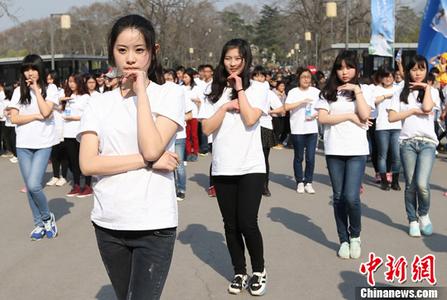 韩国新晋女团成员，遭公司代表骚扰，试图强吻